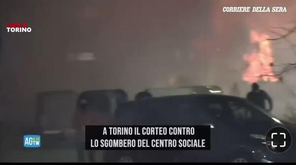 در تورین ایتالیا، درگیری‌های خشونت‌آمیزی بین پلیس و معترضان در نزدیکی دفتر مرکزی مرکز اجتماعی آسکاتاسونا درگرفت - اسپوتنیک ایران  