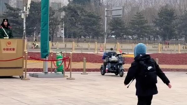 رفتار جالب یک پسر بچه با یک‌ نگهبان در چین - اسپوتنیک ایران  