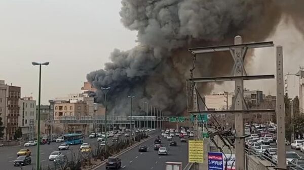 آتش‌سوزی بازارچه جنت تهران بسیار گسترده است - اسپوتنیک ایران  