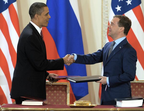 Then-US President Barack Obama and then-Russian President Dmitry Medvedev after signing the New START Treaty at Prague Castle on April 8, 2010. - اسپوتنیک ایران  