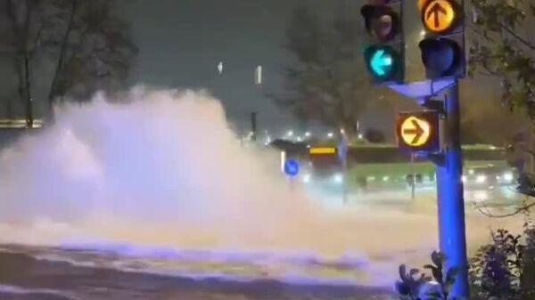 ترکیدن لوله‌ای در نزدیکی فرودگاه مادرید-باراخاس در اسپانیا، منطقه را به زیر آب برد و مترو را دچار آبگرفتگی کرد - اسپوتنیک ایران  