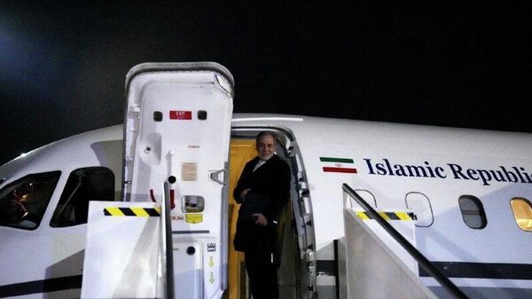 وزیر امور خارجه ایران در رأس یک هیأت دیپلماتیک برای انجام مذاکرات هسته‌ای با آمریکا عازم⁧ مسقط⁩ شد - اسپوتنیک ایران  