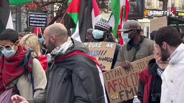 برگزاری تجمعی در دفاع از مردم مظلوم در پاریس با شعارهای «ناتو، از آفریقا برو بیرون!»، «فلسطین آزاد!»، «هائیتی مستقل!» - اسپوتنیک ایران  