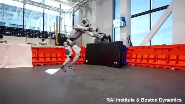 ربات اطلس یاد گرفته است که چرخ و فلک و پشتک بزند - اسپوتنیک ایران  