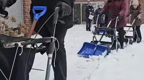 خدمات برف‌روبی در خانه سالمندان هایدبلوت آلمان - اسپوتنیک ایران  