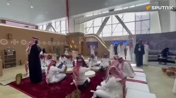 گزارش اسپوتنیک از گروه موسیقی فولک که در نمایشگاه جهانی دفاع 2026 در ریاض آهنگ‌های سنتی سعودی را اجرا می‌کنند - اسپوتنیک ایران  