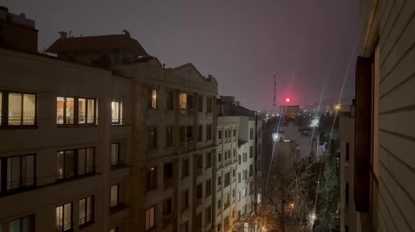 نور افشانی در تهران به مناسبت سالگرد انقلاب اسلامی ایران - اسپوتنیک ایران  