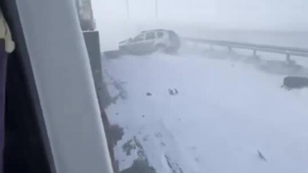 کولاک شدید برف و تصادف هم زمان حدود ده خودرو در یکی از جاده های قزاقستان - اسپوتنیک ایران  