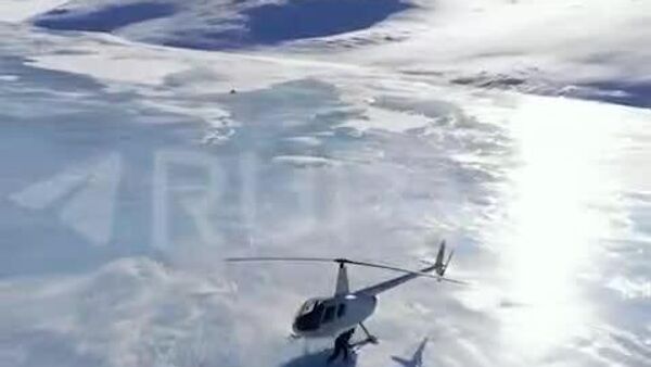 هاکی روی یخ مردان قدرتمند روس در روی یک دریاچه یخ زده در ارتفاعات آلتای - اسپوتنیک ایران  