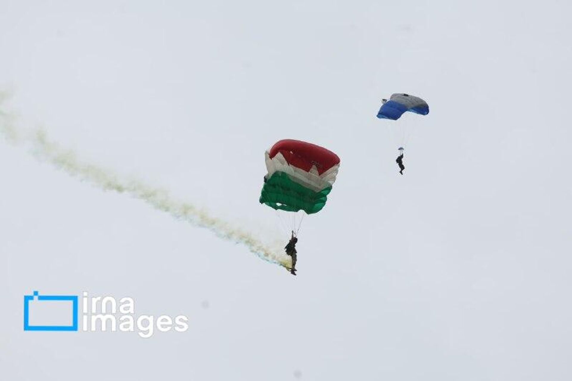 تصاویری از هنرنمایی چتربازان در راهپیمایی 22 بهمن ماه بر فراز آسمان تهران - اسپوتنیک ایران  , 1920, 11.02.2026