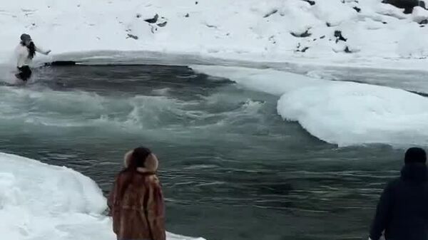 نجات معجزه آسای مادر و کودکی در چین که به یک رودخانه نیمه یخ بسته افتاده بودند - اسپوتنیک ایران  