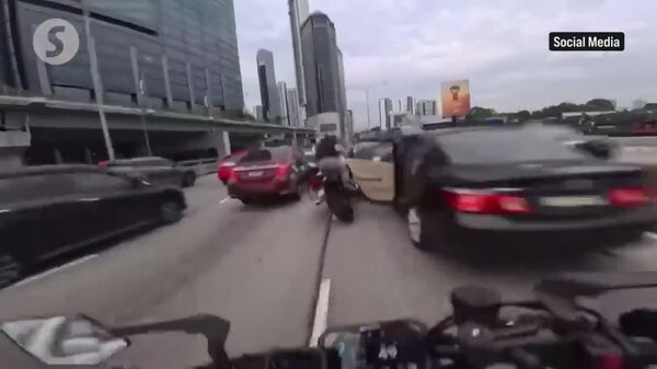 یک کودک دو ساله در مالزی در ماشین را باز کرد و باعث آسیب دیدن موتورسوار شد - اسپوتنیک ایران  