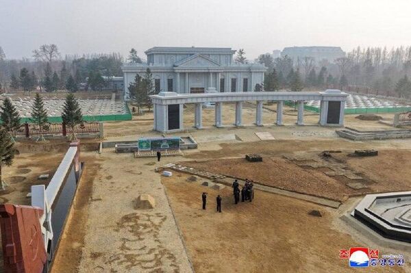 رسانه کره شمالی اعلام کرد که کیم جونگ اون از بنای یادبود شاهکارهای رزمی خارج از کشور بازدید کرد رسانه کره شمالی اعلام کرد که کیم جونگ اون از بنای یادبود شاهکارهای رزمی خارج از کشور بازدید کرد - اسپوتنیک ایران