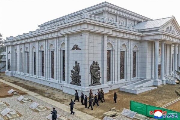 رسانه کره شمالی اعلام کرد که کیم جونگ اون از بنای یادبود شاهکارهای رزمی خارج از کشور بازدید کرد رسانه کره شمالی اعلام کرد که کیم جونگ اون از بنای یادبود شاهکارهای رزمی خارج از کشور بازدید کرد - اسپوتنیک ایران