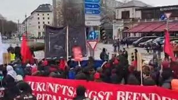 معترضان علیه کنفرانس امنیتی و ائتلاف ناتو که در مونیخ در حال برگزاری است دست به تجمع زدند - اسپوتنیک ایران  