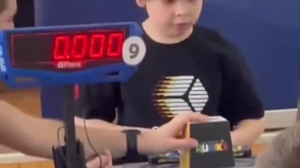 دانش‌آموز نه ساله لهستانی، تئودور زایدر، با حل مکعب روبیک در 2 - اسپوتنیک ایران  