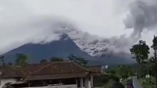 فوران جدید کوه سمرو در اندونزی آغاز شده است - اسپوتنیک ایران  