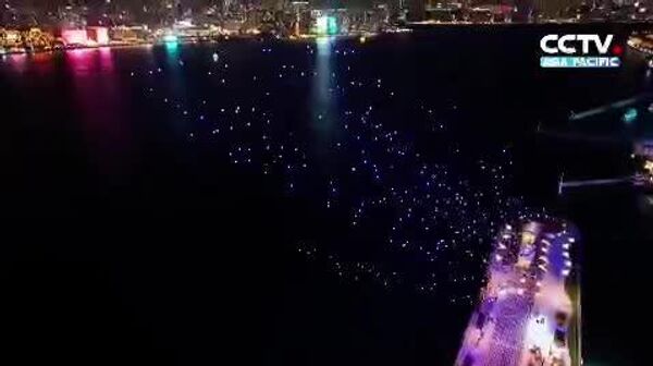 نمایش پهپادها در آسمان بندر ویکتوریا در هنگ کنگ به مناسبت سال اسب - اسپوتنیک ایران  