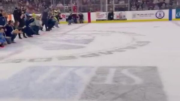 در آمریکا مسابقه سالانه دویدن سگ‌ها روی یخ برگزار شد تا ببینند چه کسی می‌تواند سریع‌تر به سمت صاحبش بدود - اسپوتنیک ایران  