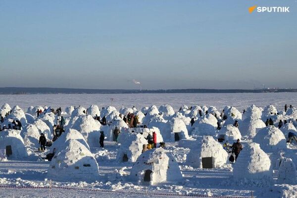 جشنواره ساخت کلبه برفی در نووسیبیرسک روسیه جشنواره ساخت کلبه برفی در نووسیبیرسک روسیه - اسپوتنیک ایران