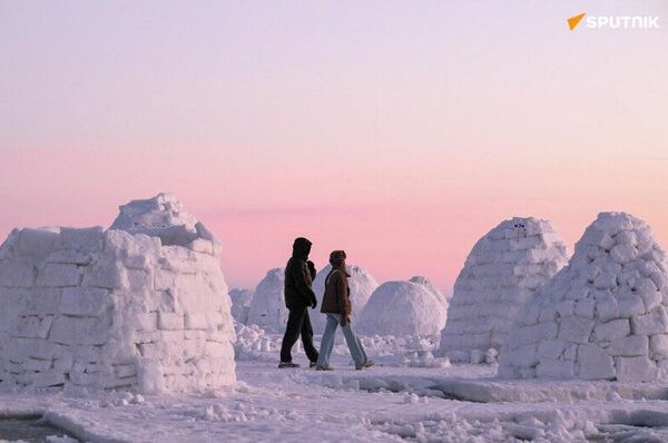 جشنواره ساخت کلبه برفی در نووسیبیرسک روسیه جشنواره ساخت کلبه برفی در نووسیبیرسک روسیه - اسپوتنیک ایران