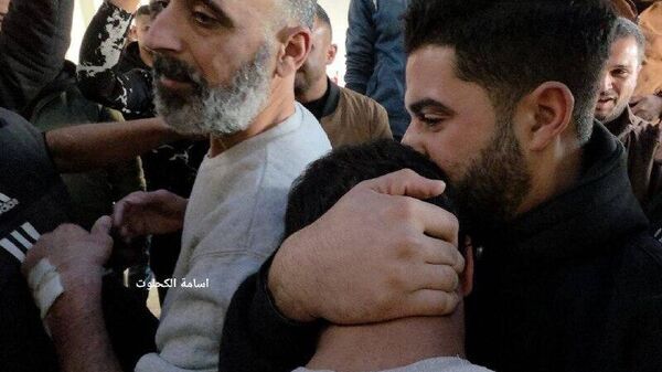 لحظه ورود هشت زندانی فلسطینی آزاد شده به بیمارستان الاقصی در مرکز نوار غزه - اسپوتنیک ایران  