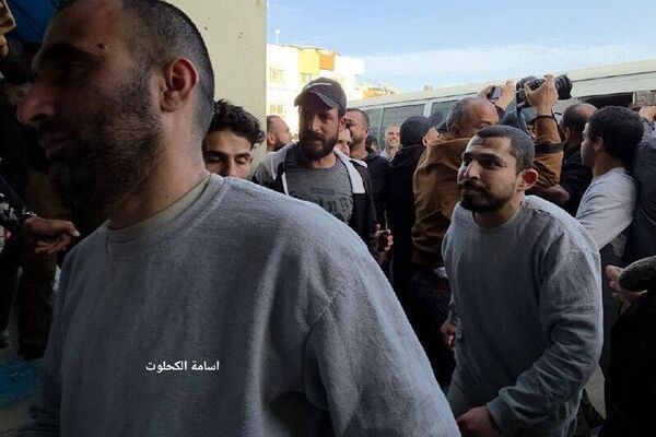 لحظه ورود هشت زندانی فلسطینی آزاد شده به بیمارستان الاقصی در مرکز نوار غزه - اسپوتنیک ایران  