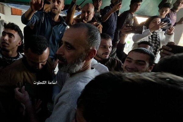 لحظه ورود هشت زندانی فلسطینی آزاد شده به بیمارستان الاقصی در مرکز نوار غزه - اسپوتنیک ایران  