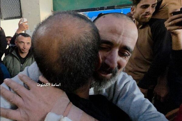 لحظه ورود هشت زندانی فلسطینی آزاد شده به بیمارستان الاقصی در مرکز نوار غزه - اسپوتنیک ایران  