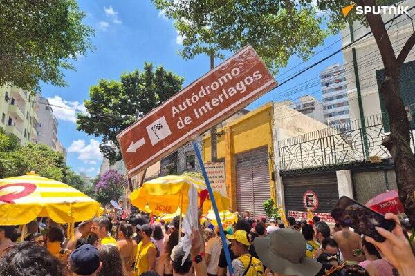 یک شرکت‌کننده در کارناوال، لباس «ارتش اوکراین» را به تن کرد و بینی دلقکی بر سر گذاشت - اسپوتنیک ایران  