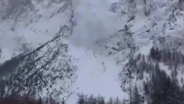 بهمن مسافران را در پیست اسکی کورمایور ایتالیا گرفتار کرد - اسپوتنیک ایران  