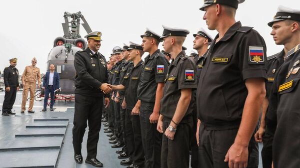 بازدید فرمانده منطقه یکم نیروی دریایی ارتش از ناو استویکی روسیه در بندرعباس - اسپوتنیک ایران  