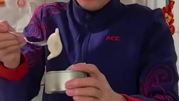 فضانوردان ایستگاه تیانگونگ غذا می‌خورند و چای می‌نوشند - اسپوتنیک ایران  