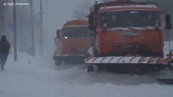 مسکو تمام تلاش خود را برای برف‌روبی انجام می‌دهد و خدمات شهری با قدرت بیشتری در حال فعالیت هستند - اسپوتنیک ایران  