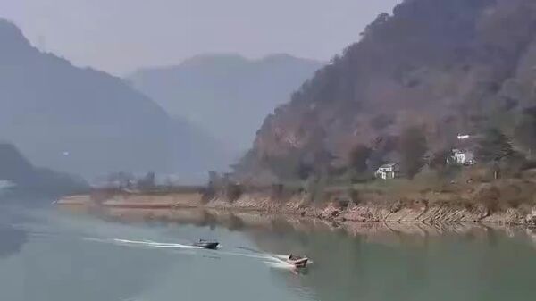 در هند، دو قایق موتوری در وسط یک رودخانه عریض نتوانستند از کنار یکدیگر عبور کنند - اسپوتنیک ایران  