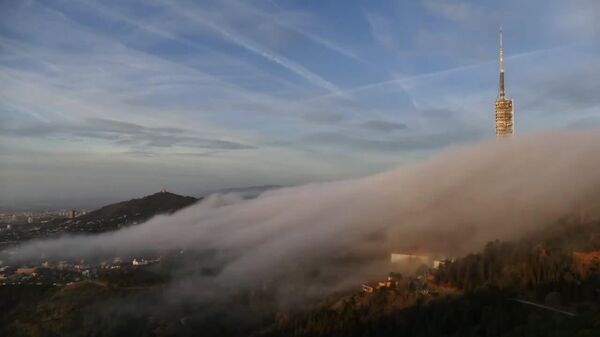 منظره ابری در بارسلونا: برج کولسرولا در طلوع خورشید - اسپوتنیک ایران  