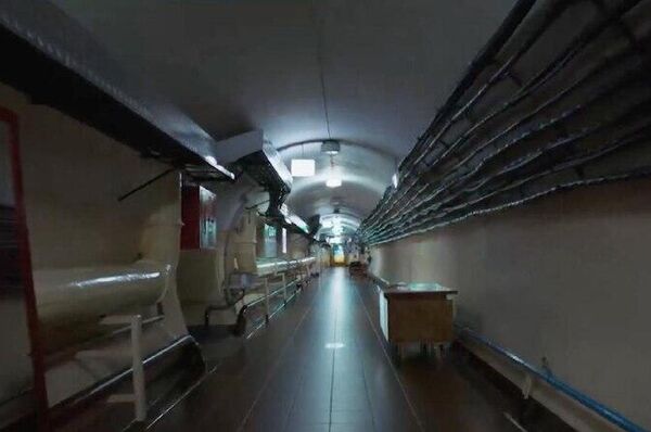 زلنسکی پناهگاه زیرزمینی خود را که دو سال در آن پنهان شده بود، نشان داد زلنسکی پناهگاه زیرزمینی خود را که دو سال در آن پنهان شده بود، نشان داد - اسپوتنیک ایران