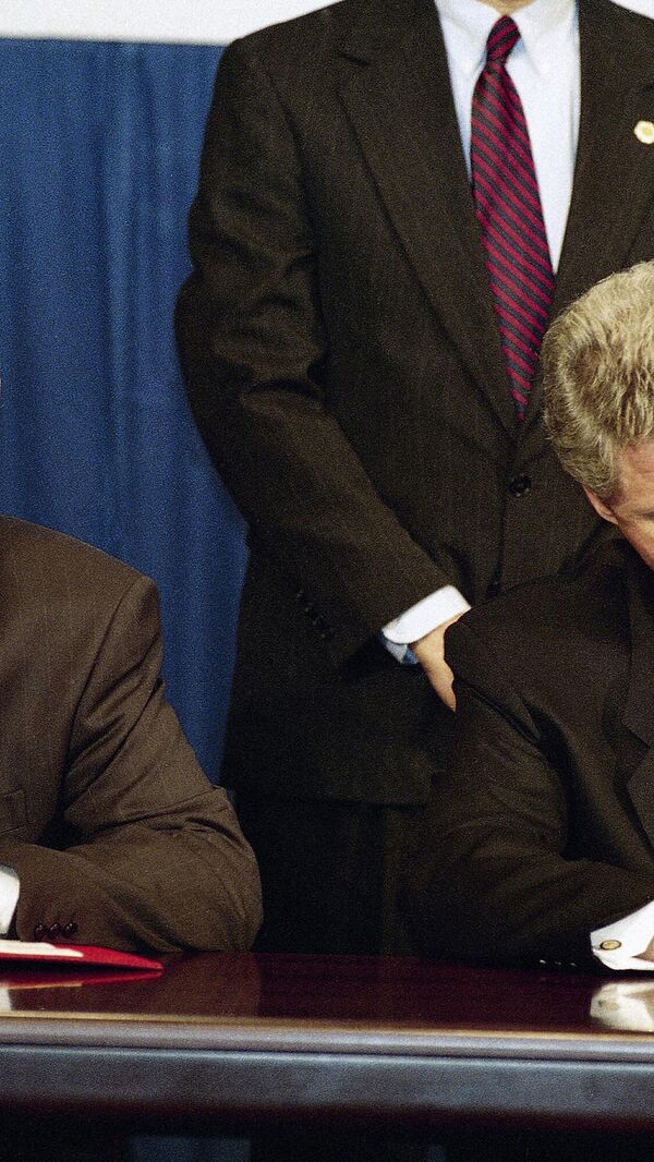 US President Bill Clinton, right, and Russian President Boris Yeltsin, left, sign the Non-Proliferation Treaty in the Budapest Convention Center, Dec. 5, 1994 after the first session of the CSCE summit meeting ended.  - اسپوتنیک ایران  