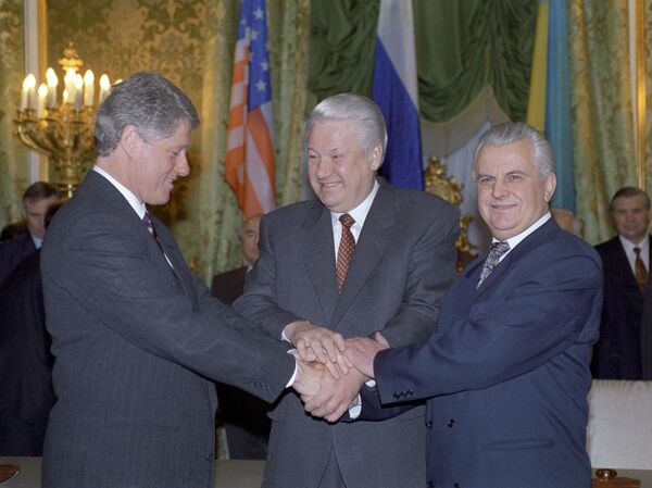 US President Clinton, Russian President Yeltsin, and Ukrainian President Kravchuk after signing the Trilateral Statement in Moscow on 14 January 1994. - اسپوتنیک ایران  