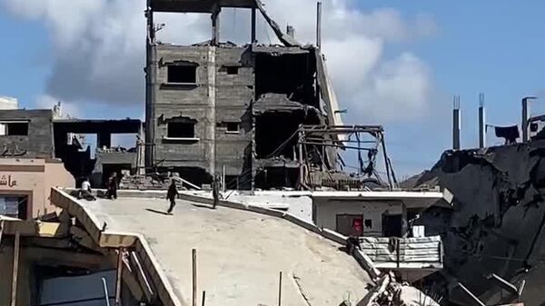 کودکان روی پشت بام یک خانه ویران شده در نوار غزه بازی می‌کنند - اسپوتنیک ایران  