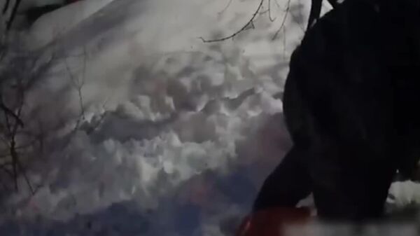 نجات یک دختربچه 10 ساله در مسکو که در انبوه برف گیر کرده بود - اسپوتنیک ایران  