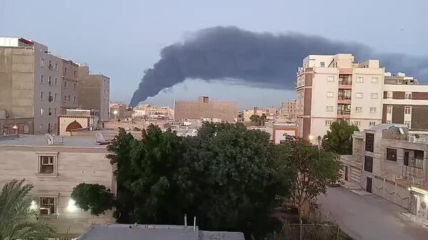 وقوع آتش‌سوزی در شهرک صنعتی آبادان در ایران - اسپوتنیک ایران  