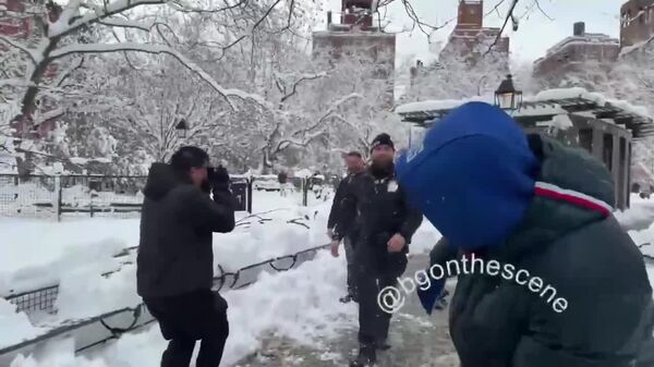 یک مرد 27 ساله در شهر نیویورک به ظن پرتاب گلوله برفی به سمت مأموران پلیس در پارک میدان واشنگتن دستگیر شد - اسپوتنیک ایران  