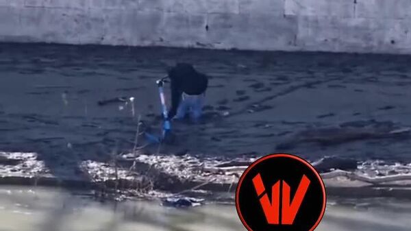 ذوب شدن برف‌ها باعث ایجاد گل و لای در کناره‌های رودخانه تیبر شده که به‌سختی می‌توان از آن بیرون آمد - اسپوتنیک ایران  