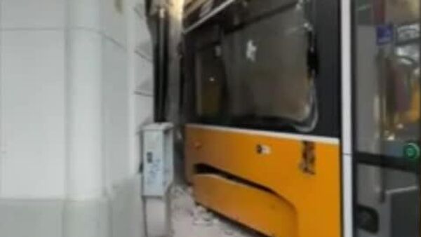 در میلان، یک تراموا از ریل خارج شد و به یک ساختمان برخورد کرد - اسپوتنیک ایران  