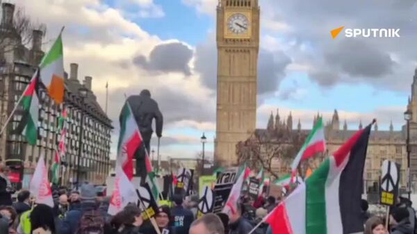 تجمعات اعتراضی علیه حمله به ایران در مرکز لندن در حال برگزاری است - اسپوتنیک ایران  