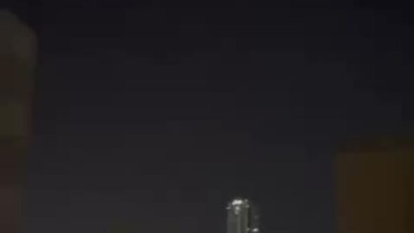 فیلمی از حمله پهپاد ایرانی به یک ساختمان مسکونی در منامه، پایتخت بحرین، در فضای مجازی منتشر شد - اسپوتنیک ایران  