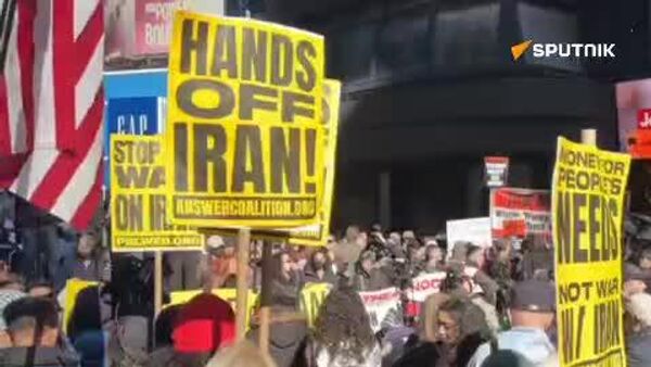 صدها نفر روز شنبه در میدان تایمز نیویورک تجمع کردند تا اعتراض خود را به عملیات نظامی آمریکا و اسرائیل در ایران نشان دهند - اسپوتنیک ایران  