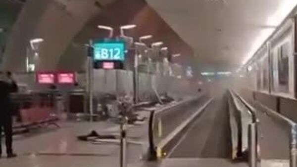 شاهدان عینی به خبرگزاری اسپوتنیک گفتند که فرودگاه دبی مورد حمله قرار گرفته و تخلیه در حال انجام است - اسپوتنیک ایران  