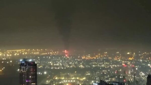 از ساکنان دبی خواسته شده است که در بحبوحه حملات هوایی به این شهر، در نزدیک‌ترین ساختمان‌ها پناه بگیرند - اسپوتنیک ایران  